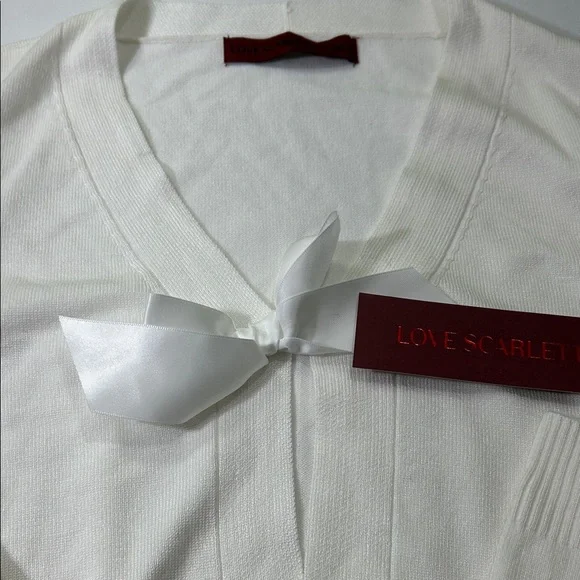 Elegant Women's V-Neck Sweater in Cream - Picture 4 of 16